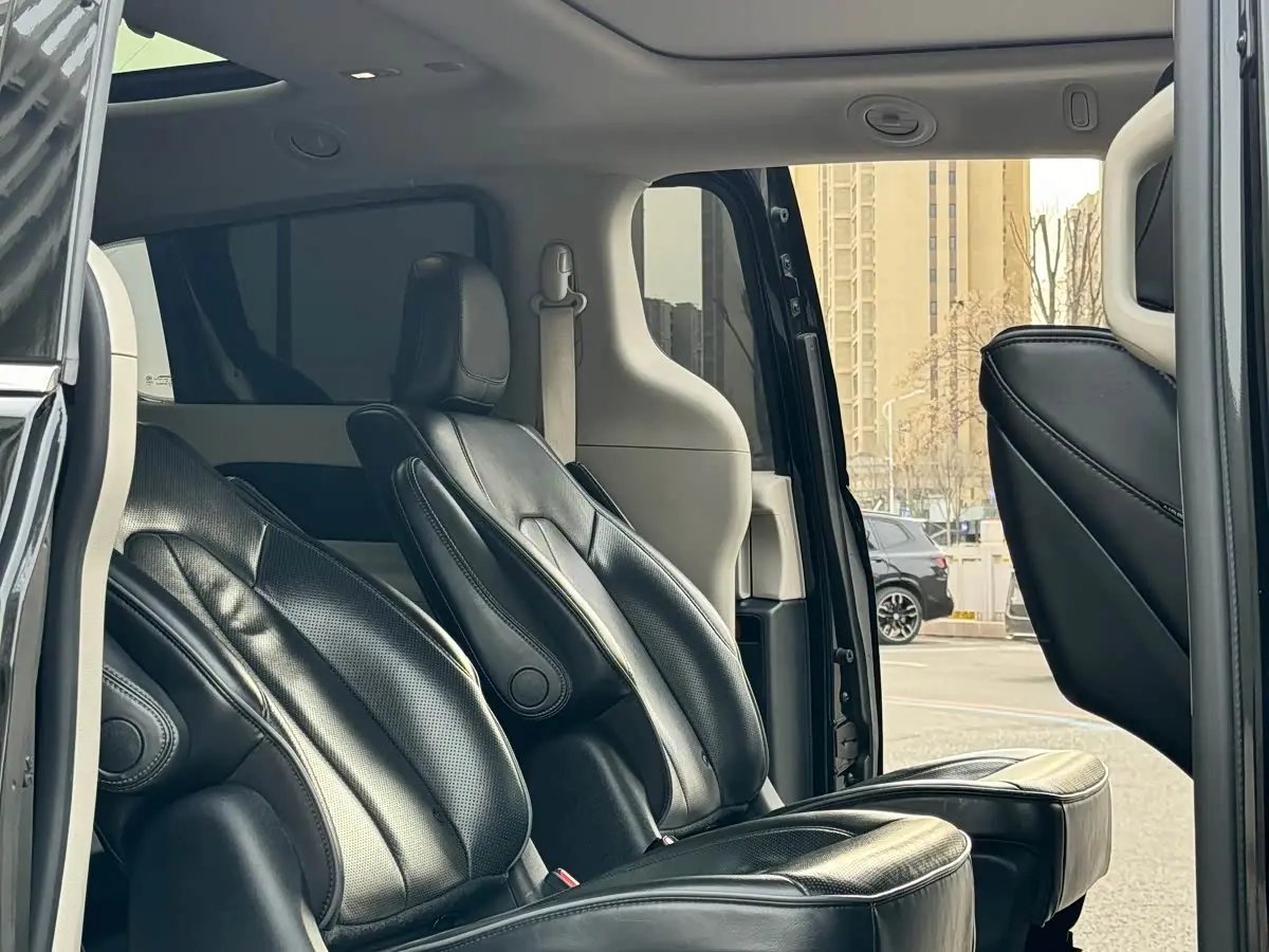 Chrysler Grand Caravan PHEV 2020 — Фото 8/11