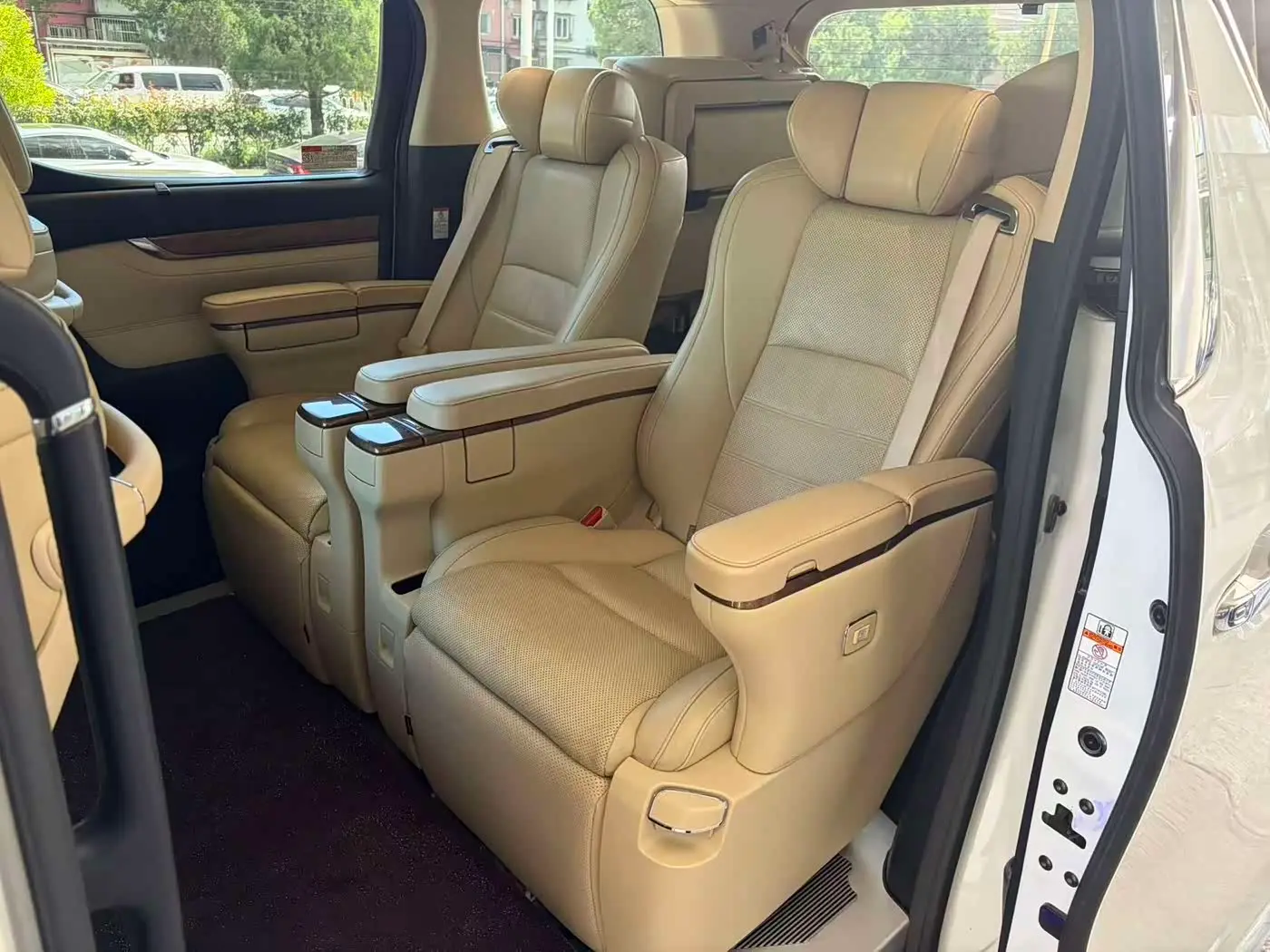 Toyota Alphard 2018 — Photo 12/14