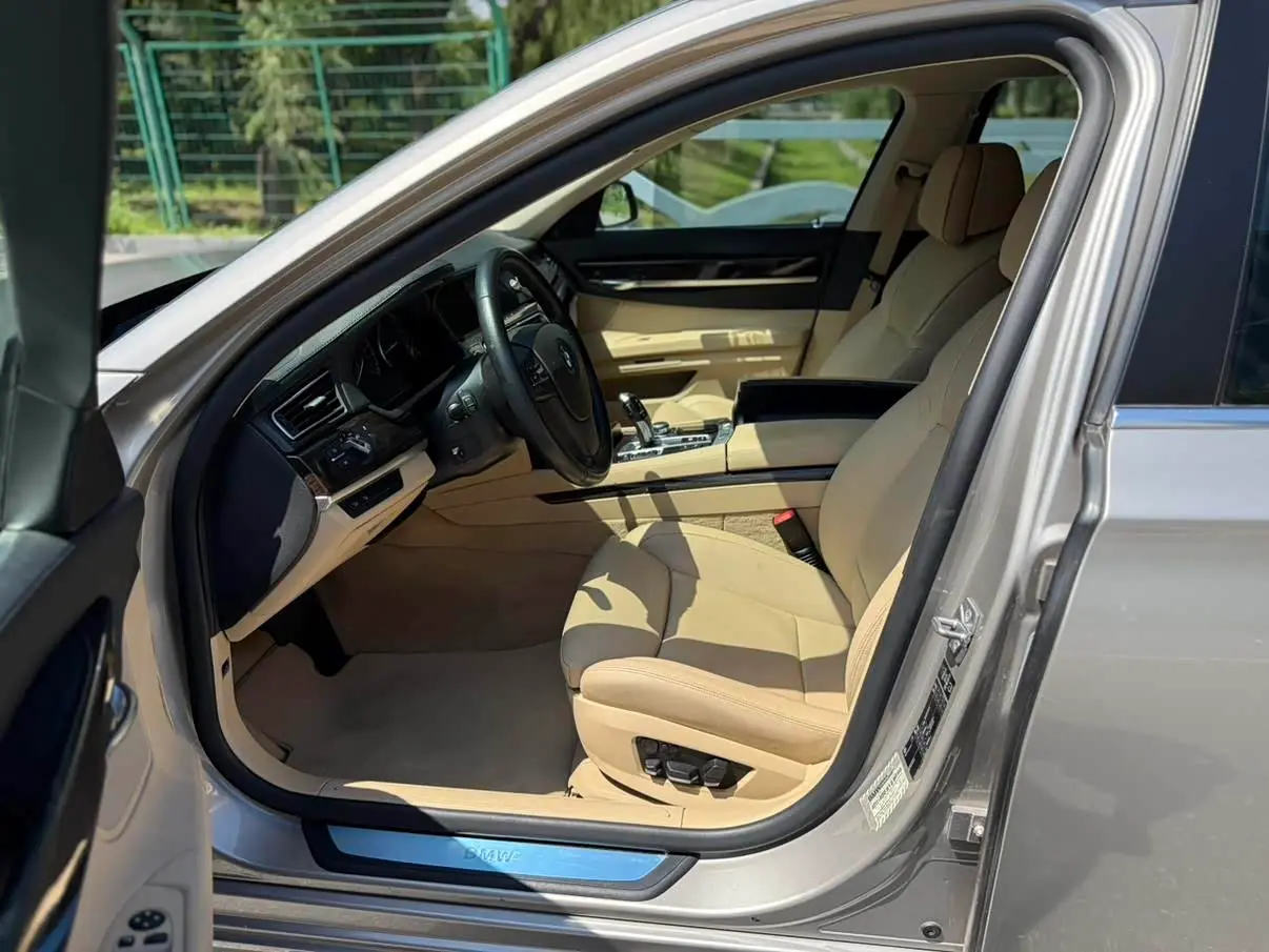 BMW 7 Series 2011 — Photo 6/20
