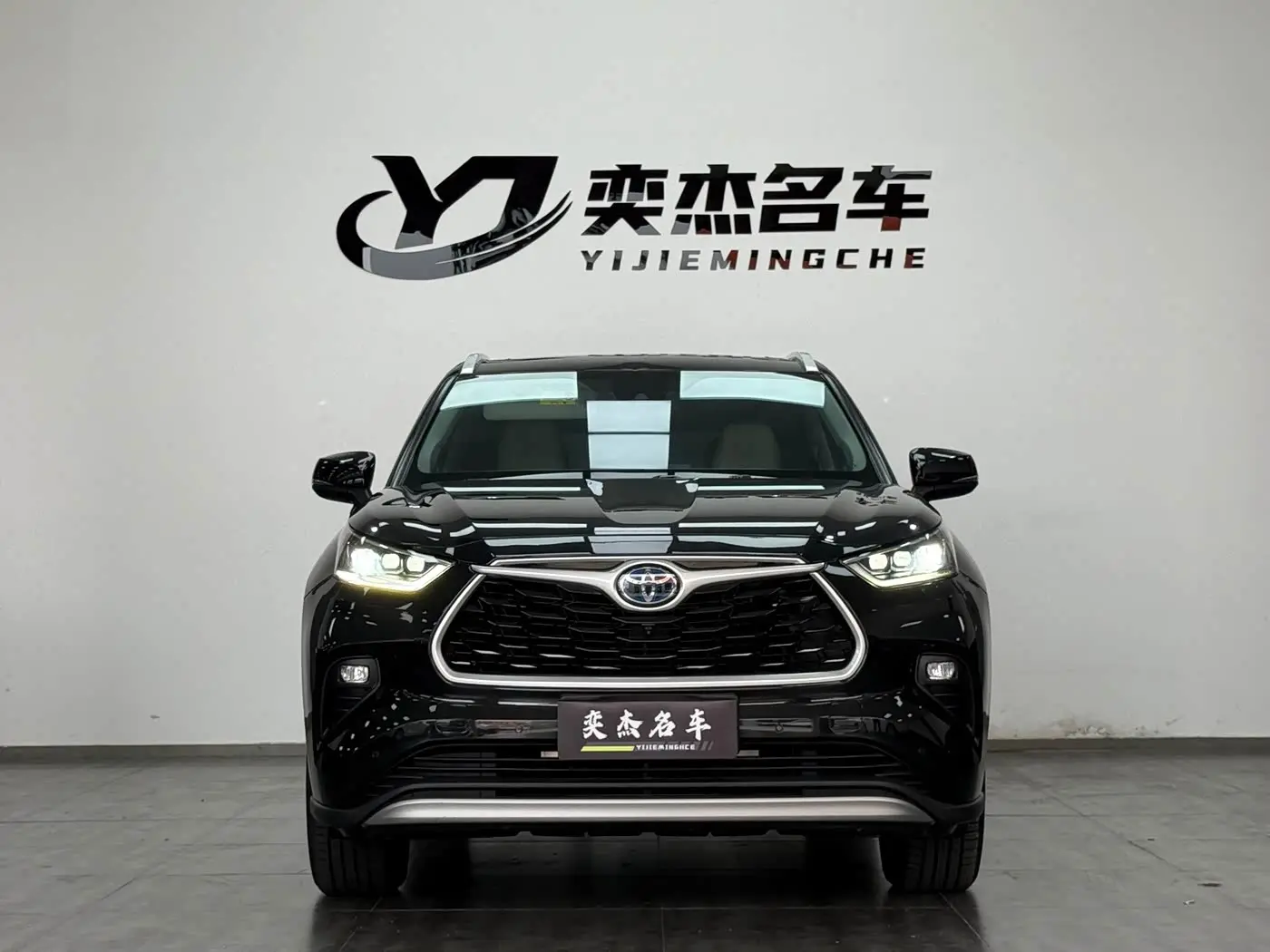 Toyota Highlander 2022 — Фото 2/19
