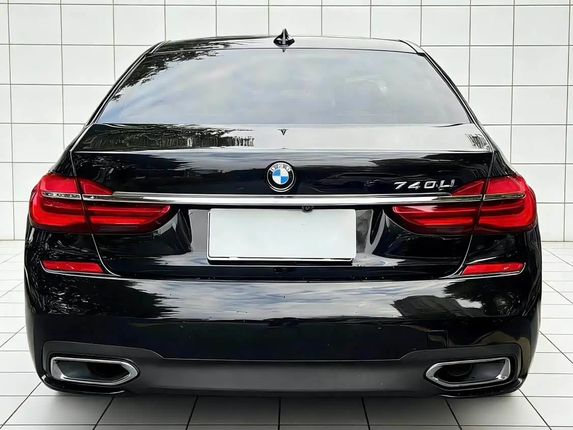 BMW 7 Series 2018 — Photo 8/17