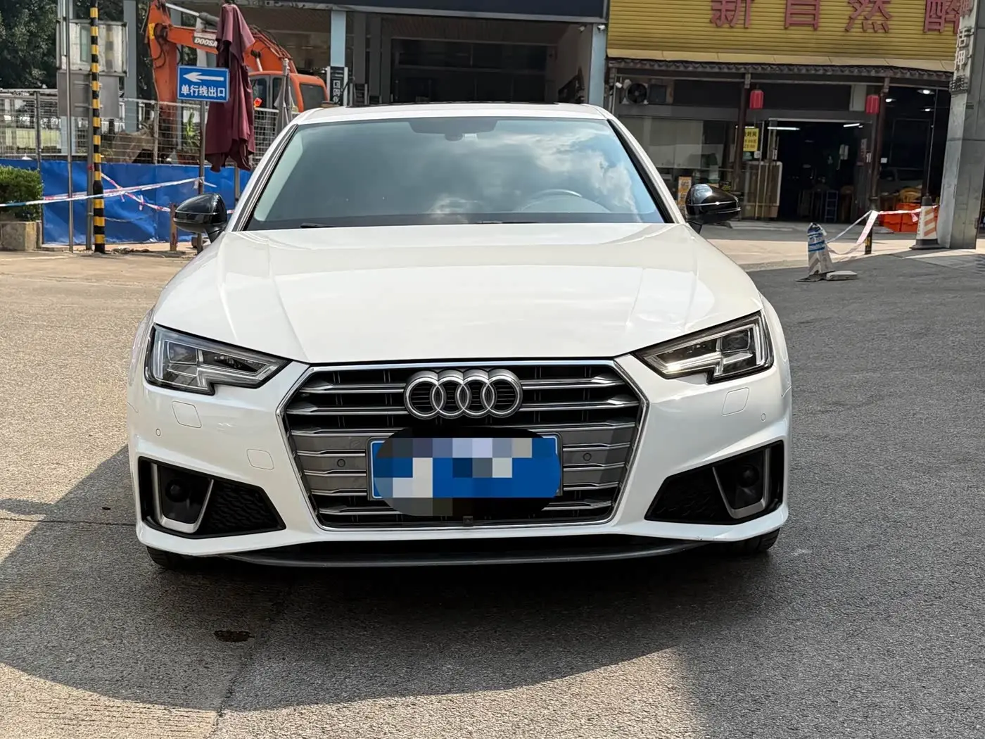 Audi A4L 2018 — Фото 2/9