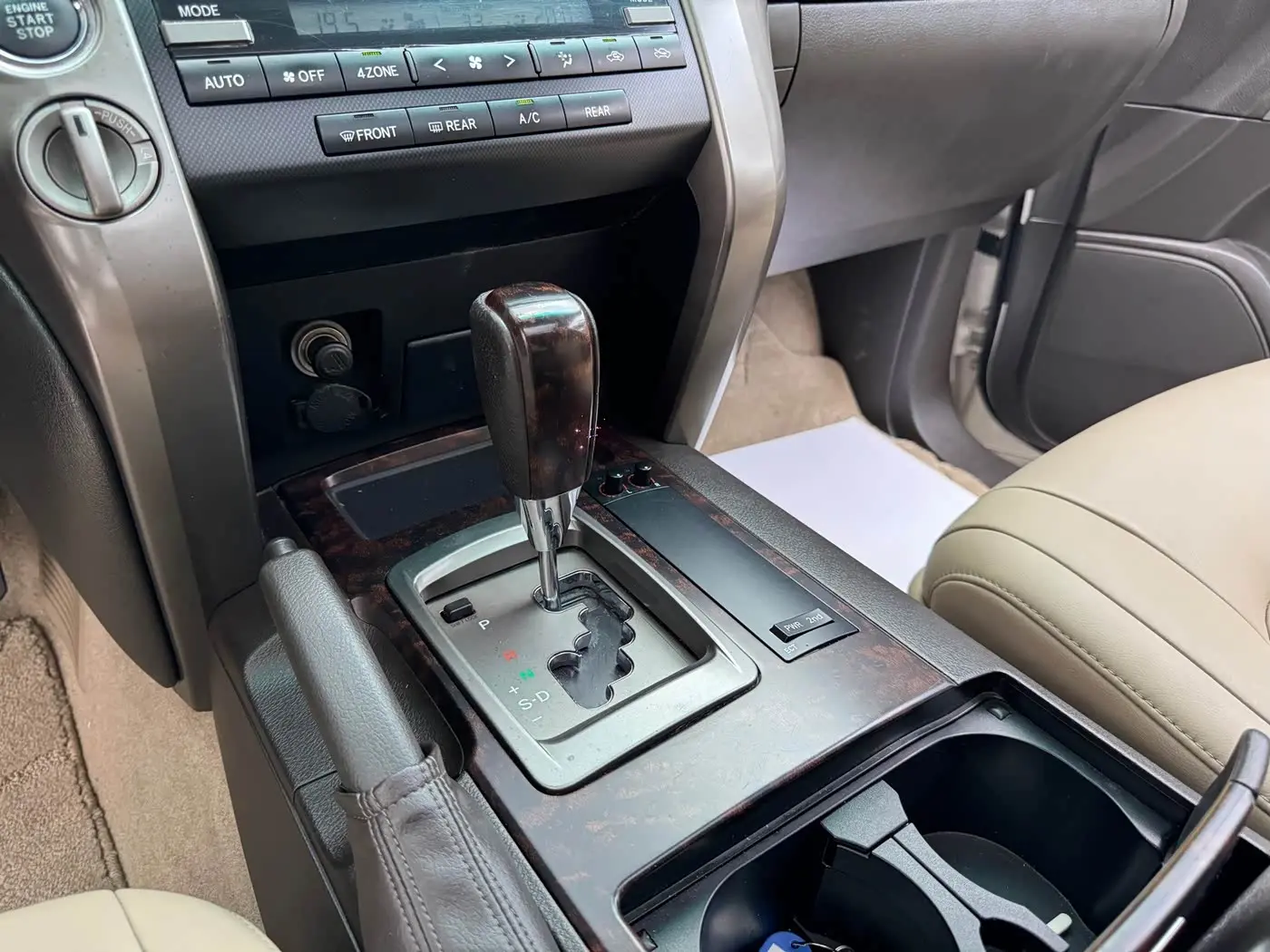 Toyota Land Cruiser 2010 — Photo 15/18