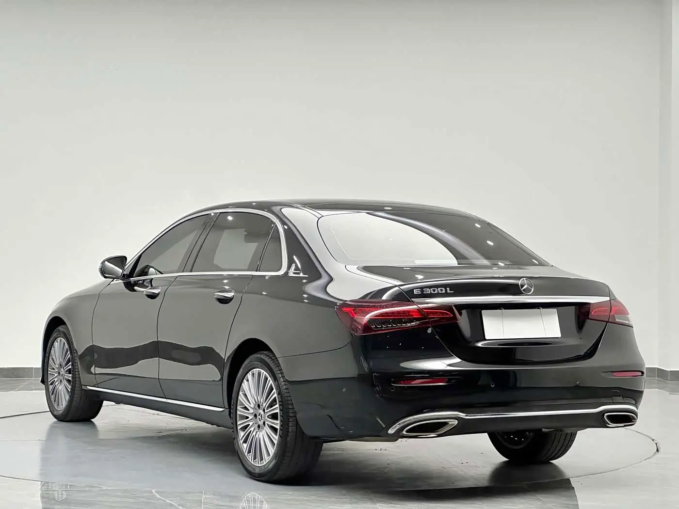 Mercedes-Benz E-Class 2022 — Photo 7/20