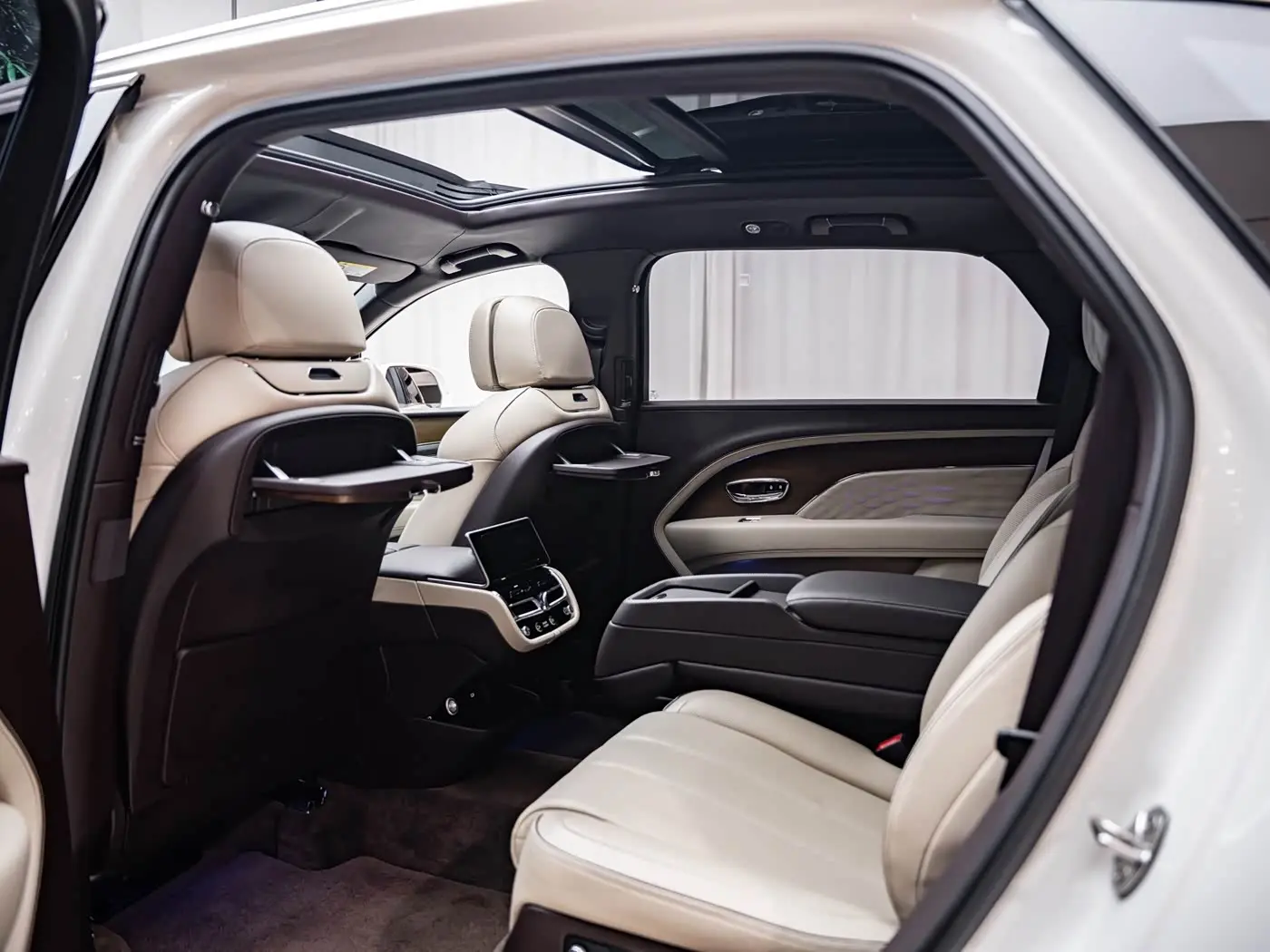 Bentley Bentayga 2023 — Фото 14/15