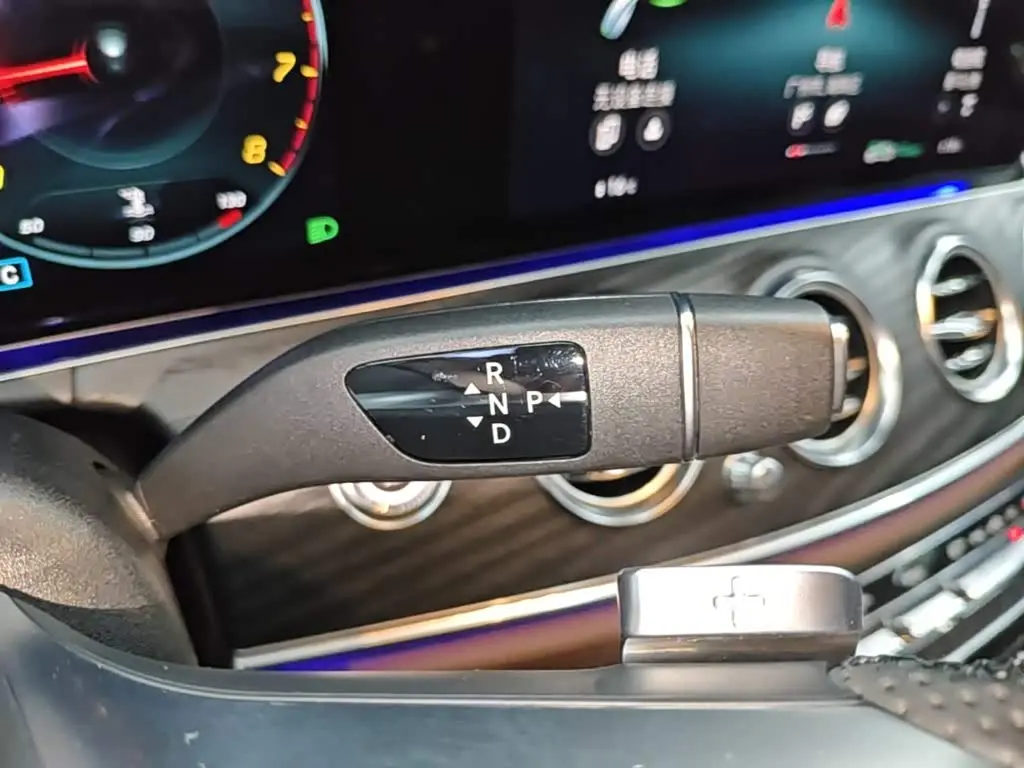 Mercedes-Benz E-Class 2022 — Photo 14/20