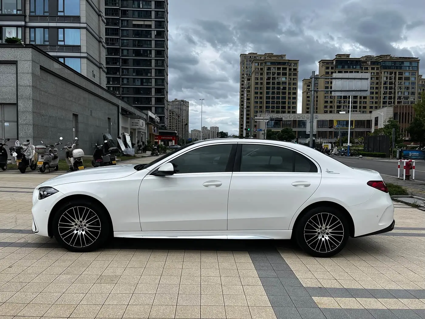 Mercedes-Benz C-Class 2025 — ფოტო 18/19