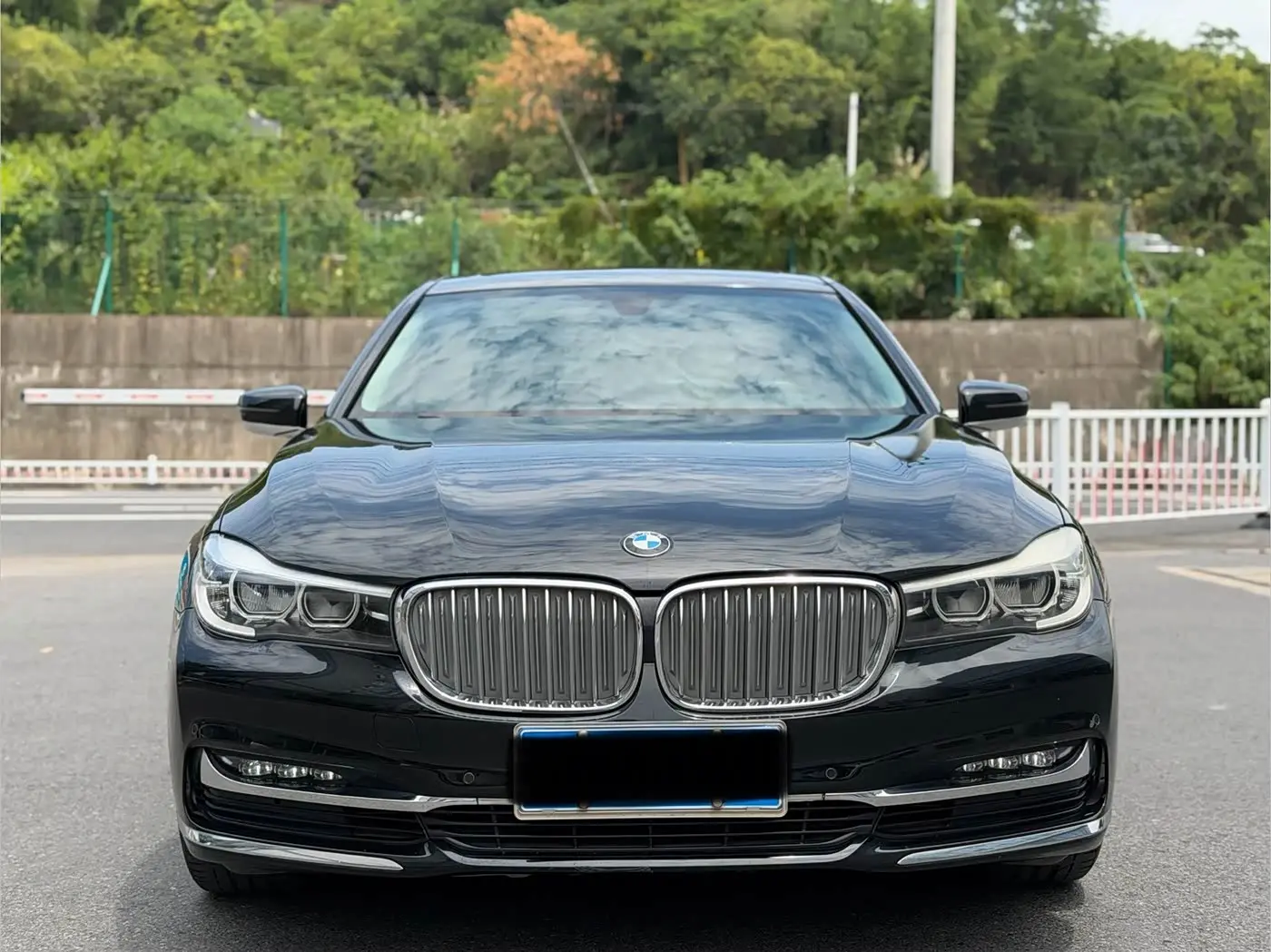 BMW 7 Series 2018 — Photo 2/16