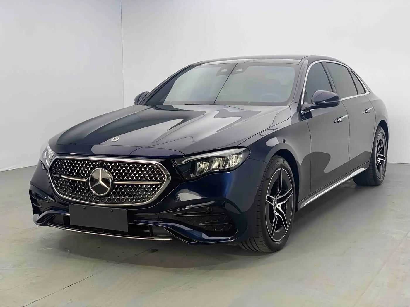 Mercedes-Benz E-Class 2024 — Photo 1/17