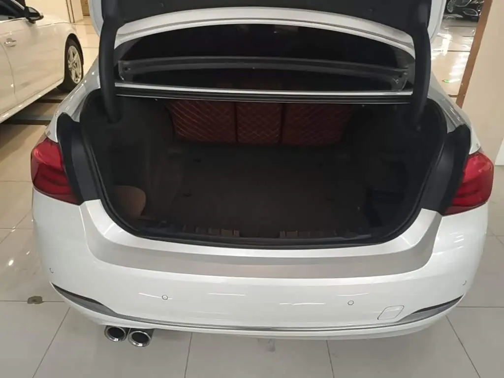 BMW 3 Series 2018 — Фото 18/19