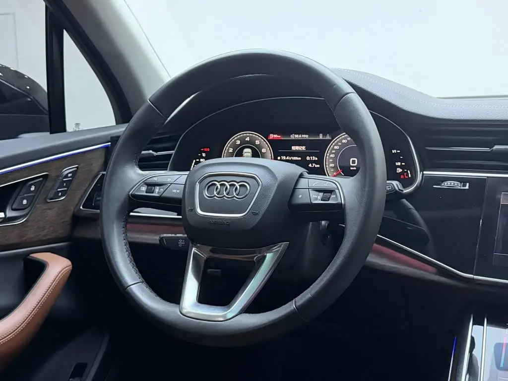 Audi Q7 2023 — Photo 8/14