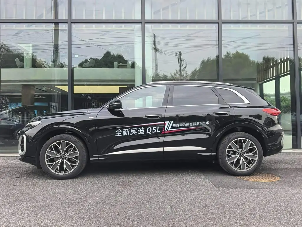 Audi Q5L 2025 — Photo 2/16