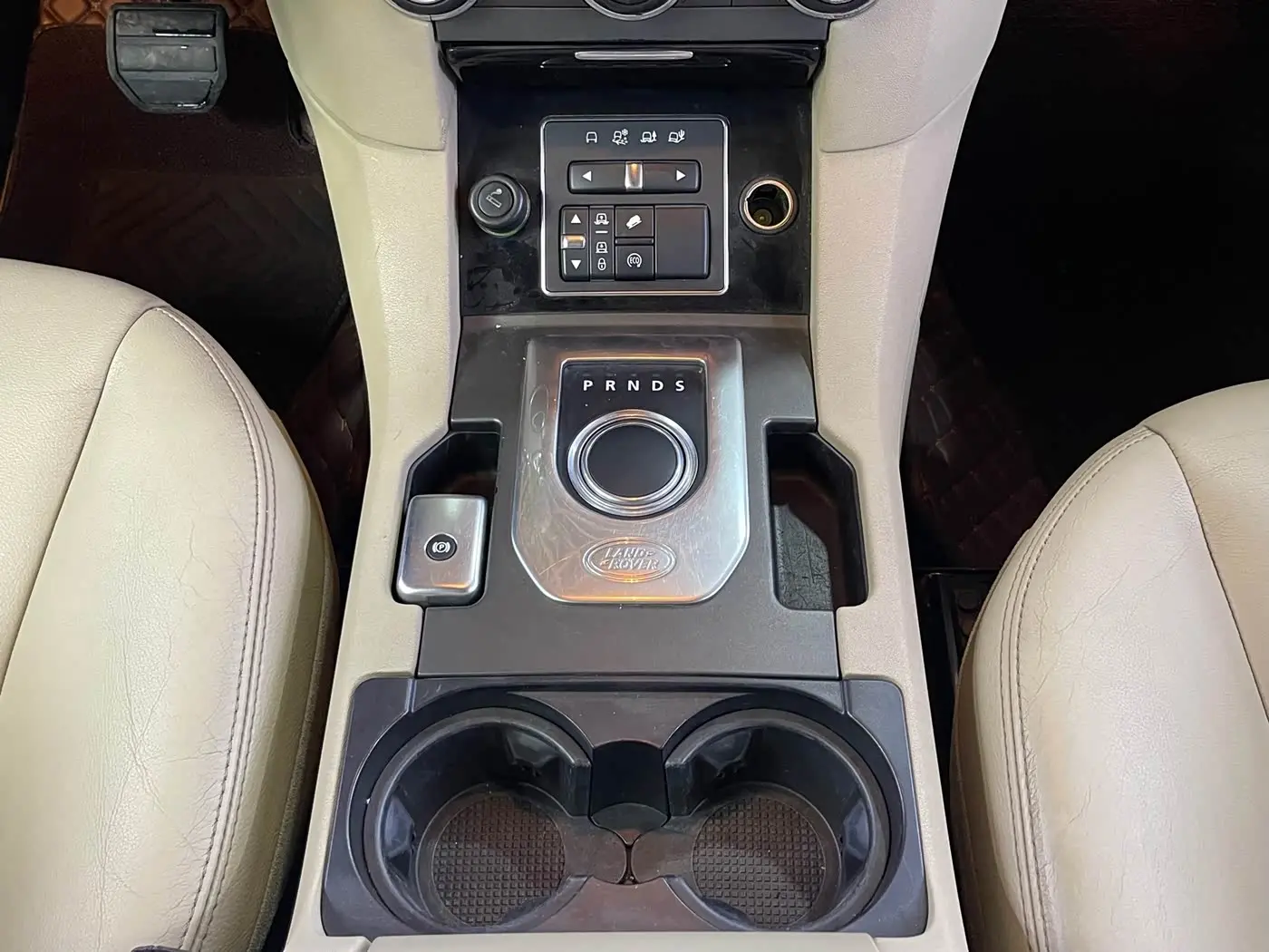 Land Rover Discovery 2016 — Фото 16/18