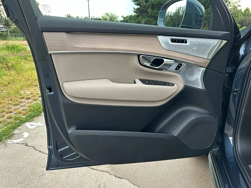Volvo XC90 Plug-in Hybrid 2026 — Photo 14/20