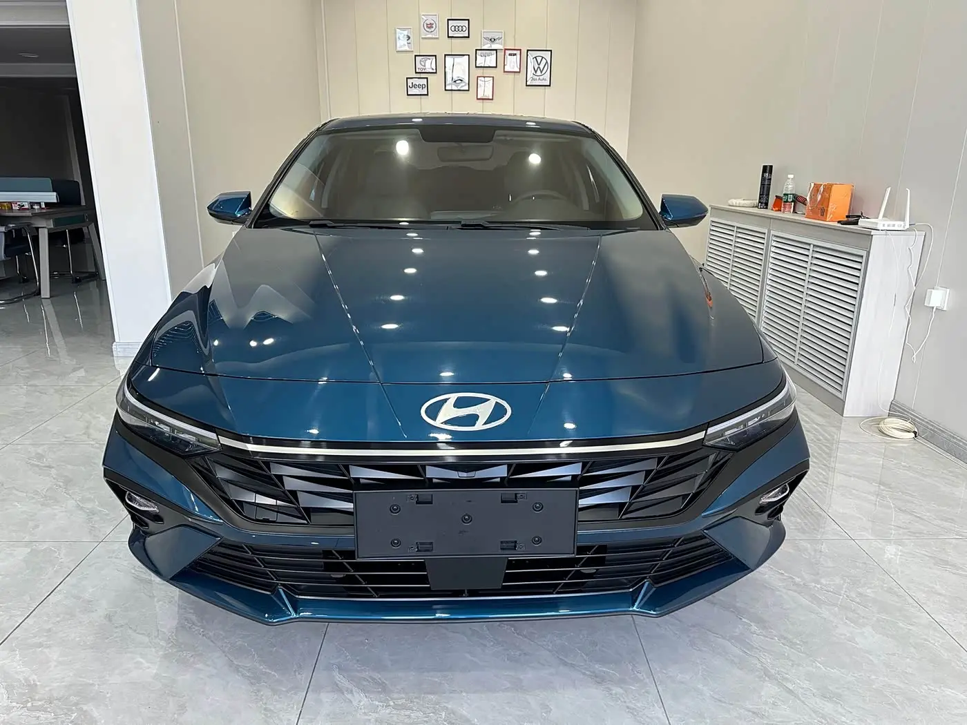 Hyundai Elantra 2023 — Фото 2/10