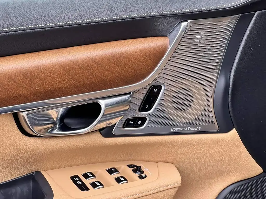Volvo S90 Plug-in Hybrid 2019 — Photo 11/20