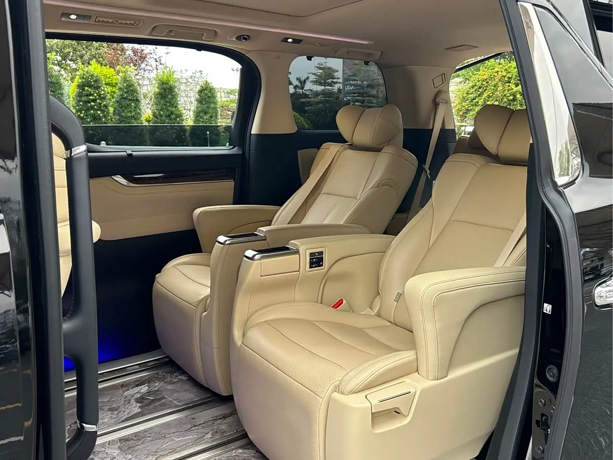 Toyota Alphard 2023 — Photo 10/20