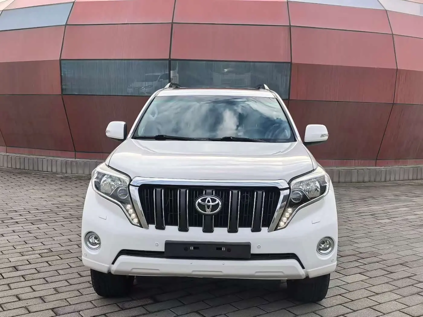 Toyota Prado 2014 — Photo 2/18