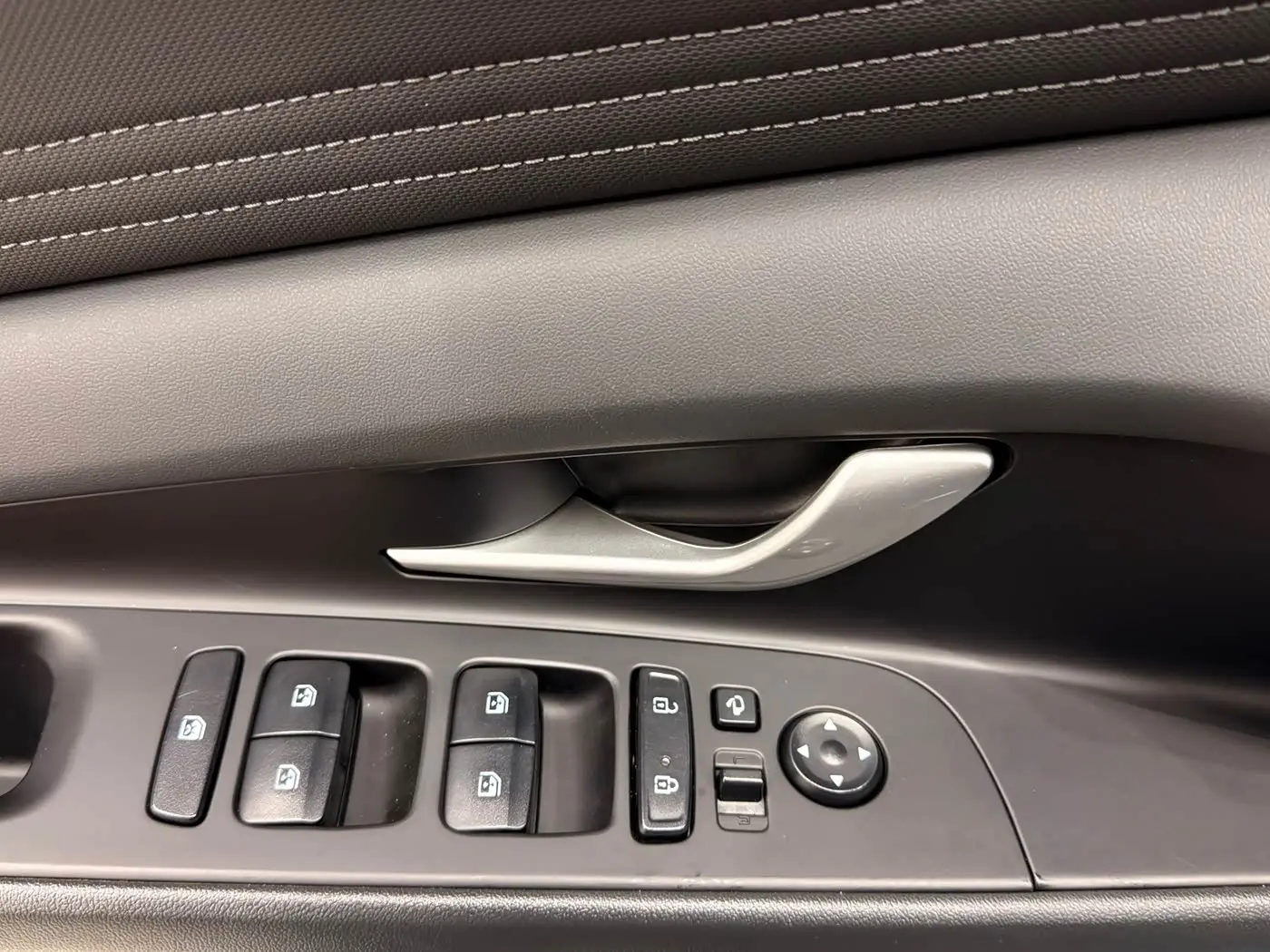 Hyundai Elantra 2023 — Фото 8/20