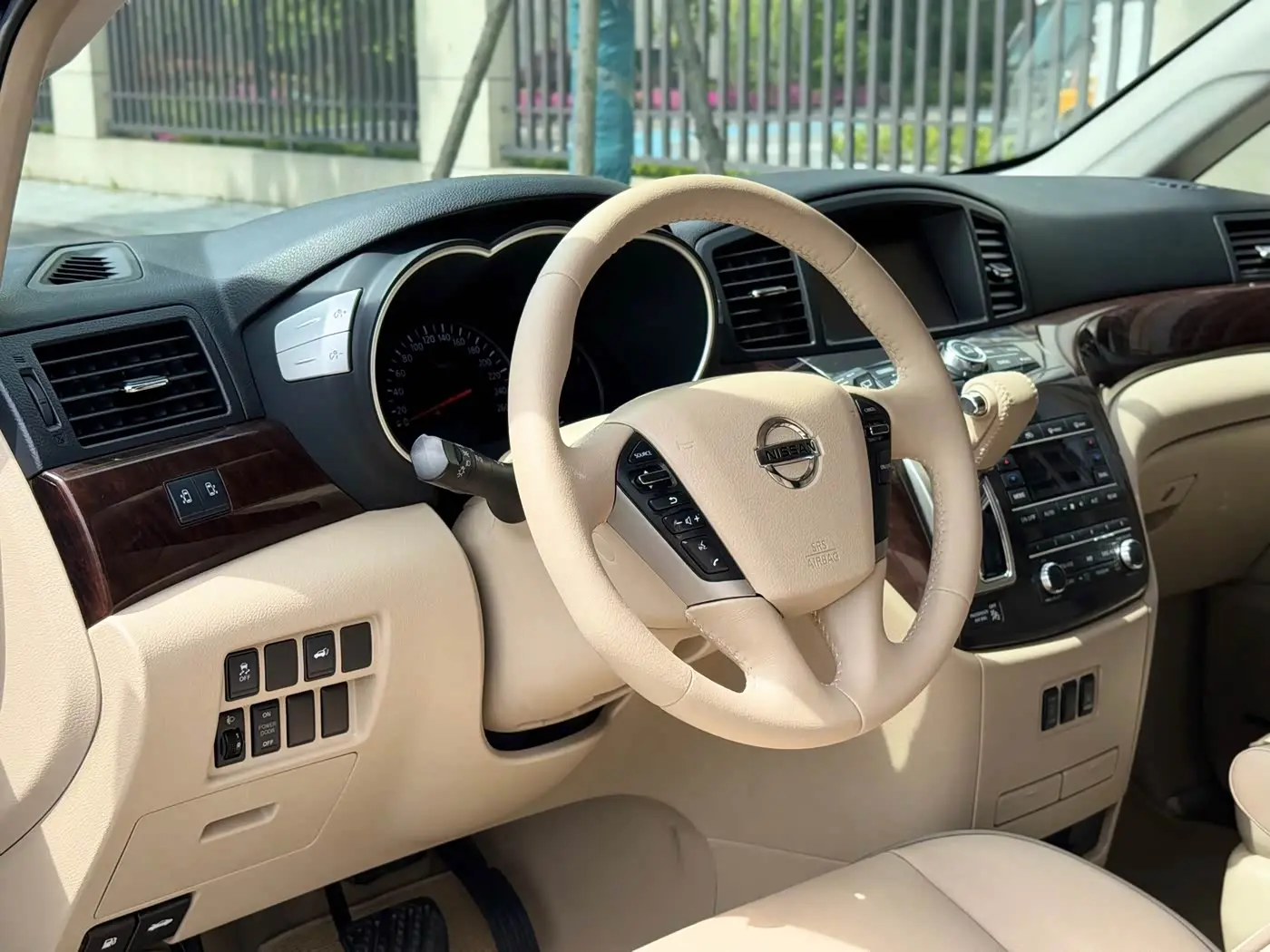 Nissan Quest 2015 — Şəkil 7/17