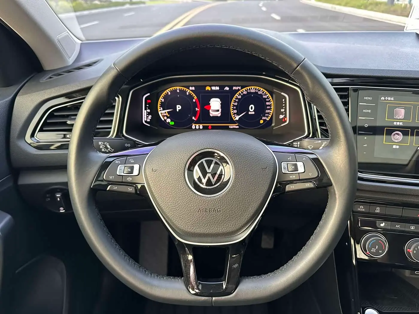 Volkswagen T-ROC 2023 — Photo 9/18