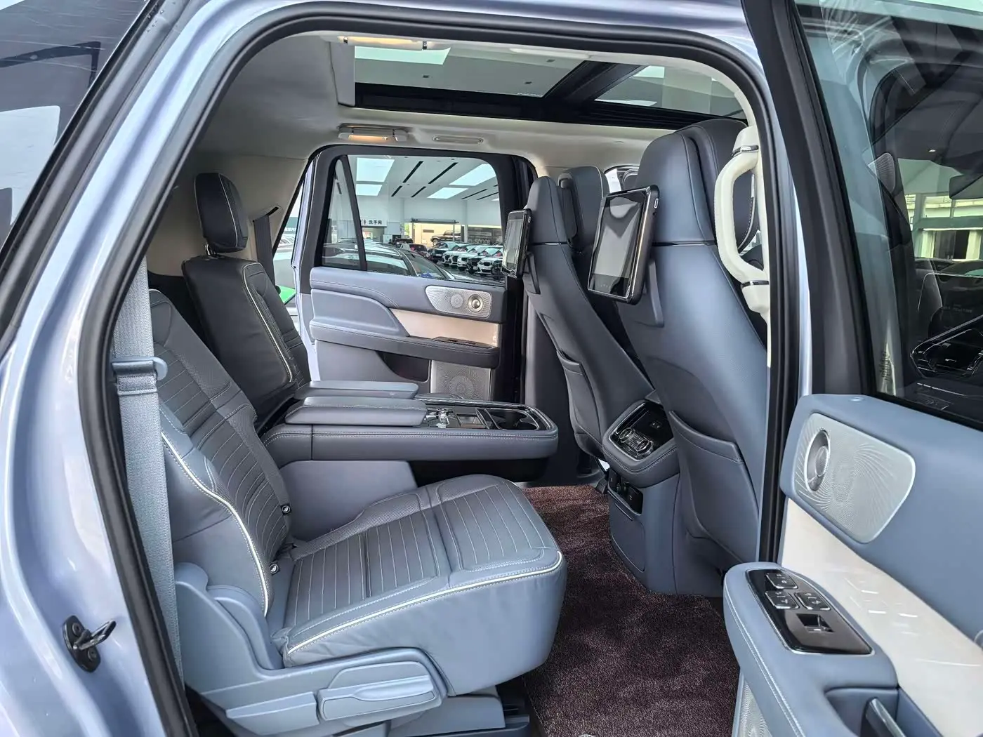 Lincoln Navigator 2023 — Şəkil 11/18