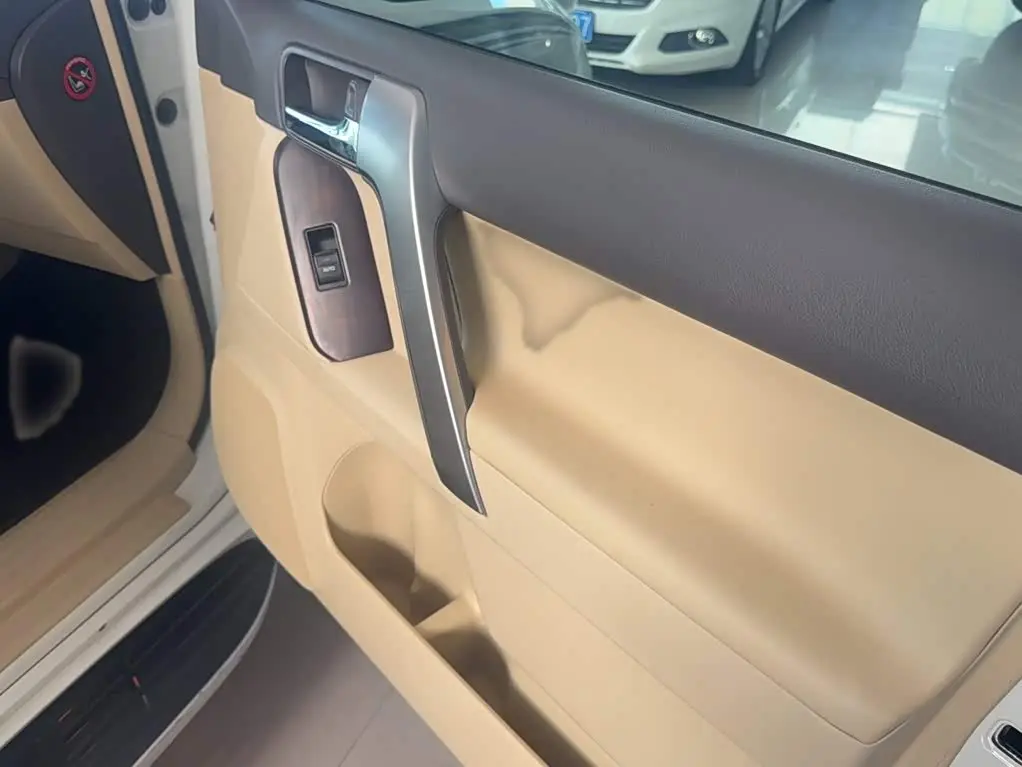 Toyota Prado 2015 — Photo 10/17