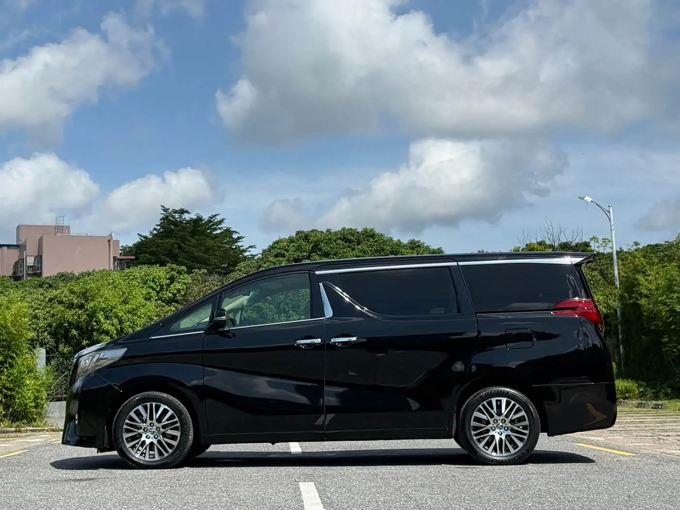 Toyota Alphard 2017 — Photo 12/12