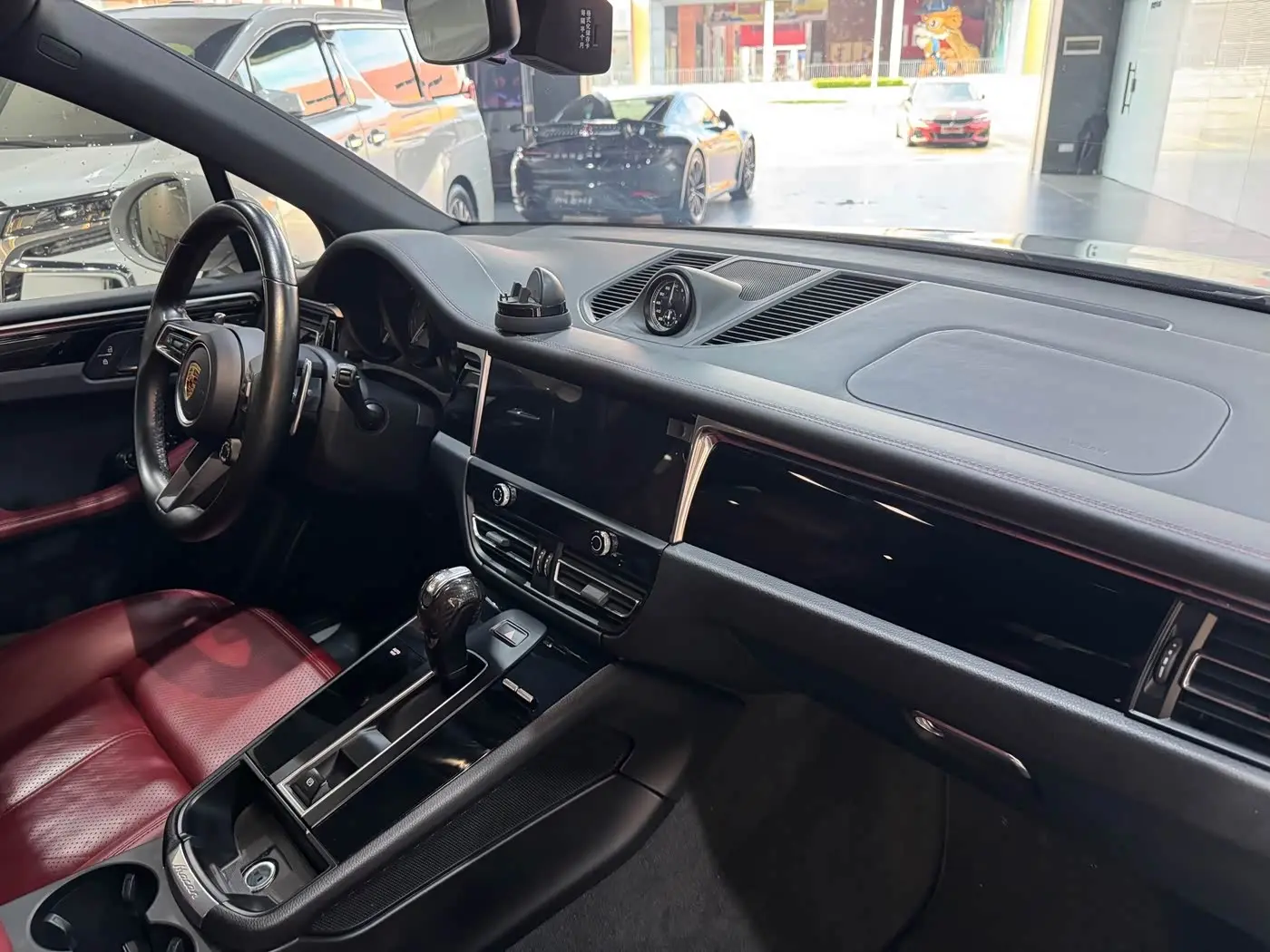 Porsche Macan 2023 — Photo 8/10