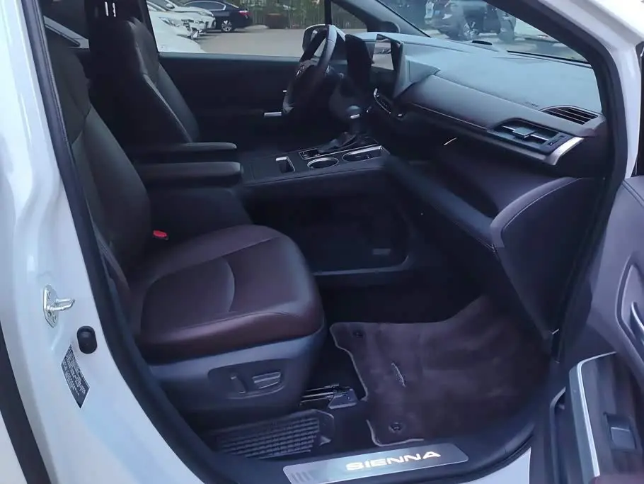 Toyota Sienna 2024 — Photo 8/16