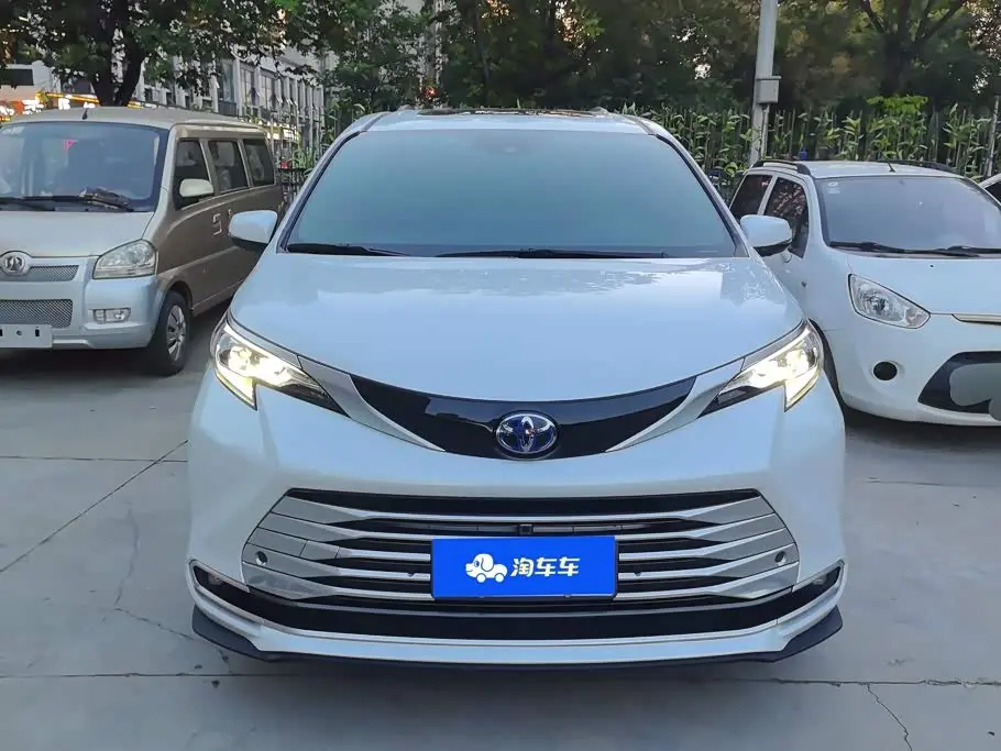 Toyota Sienna 2024 — Photo 2/16
