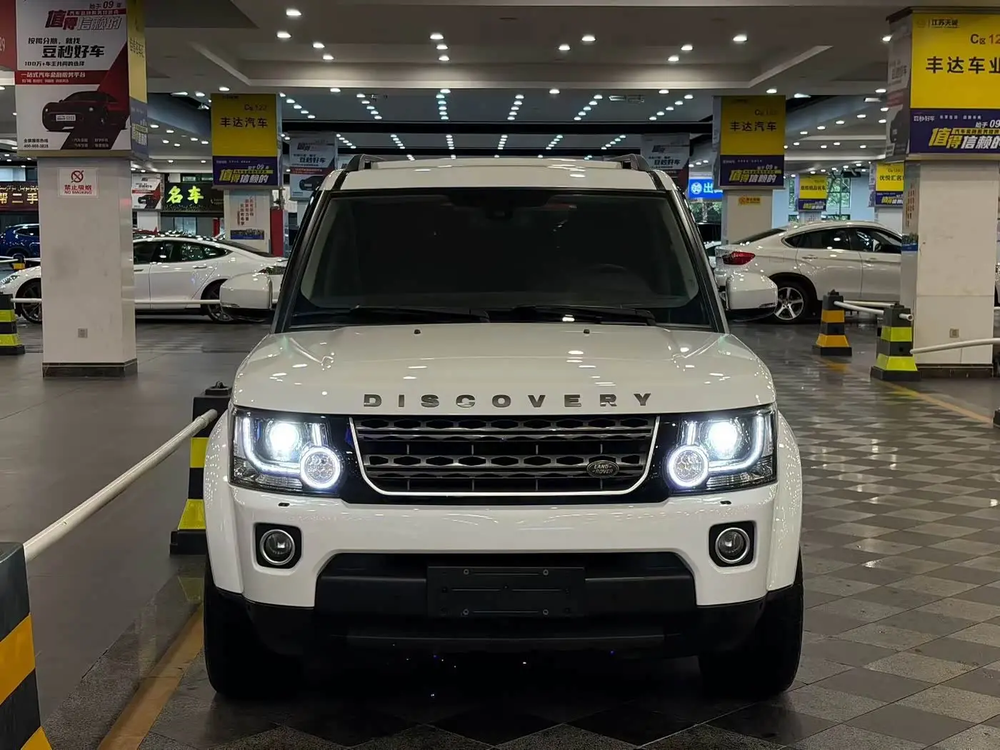 Land Rover Discovery 2016 — Фото 2/9