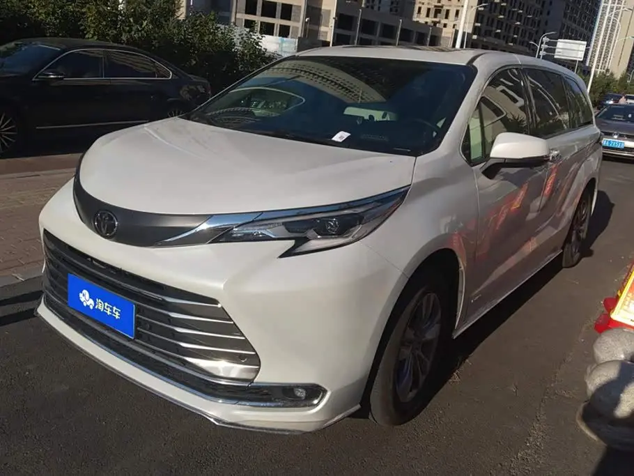 Toyota Sienna 2025 — Фото 1/16