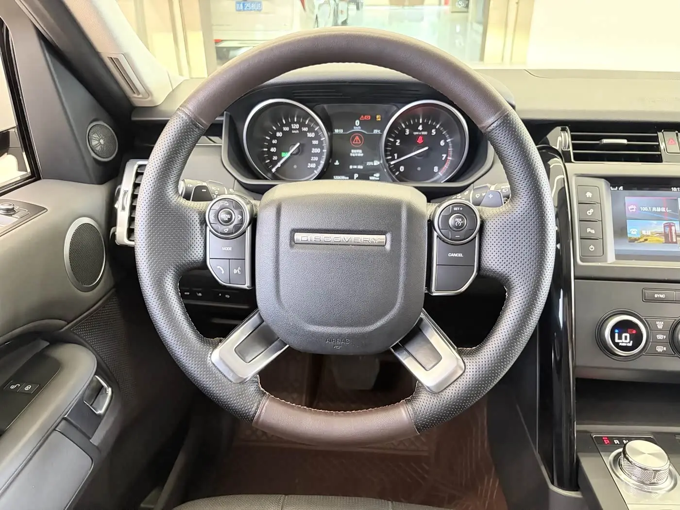 Land Rover Discovery 2017 — Фото 12/20