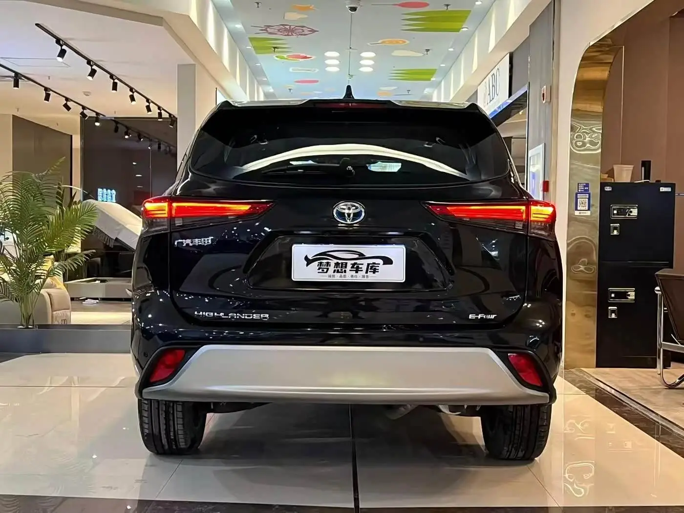 Toyota Highlander 2023 — Photo 8/9