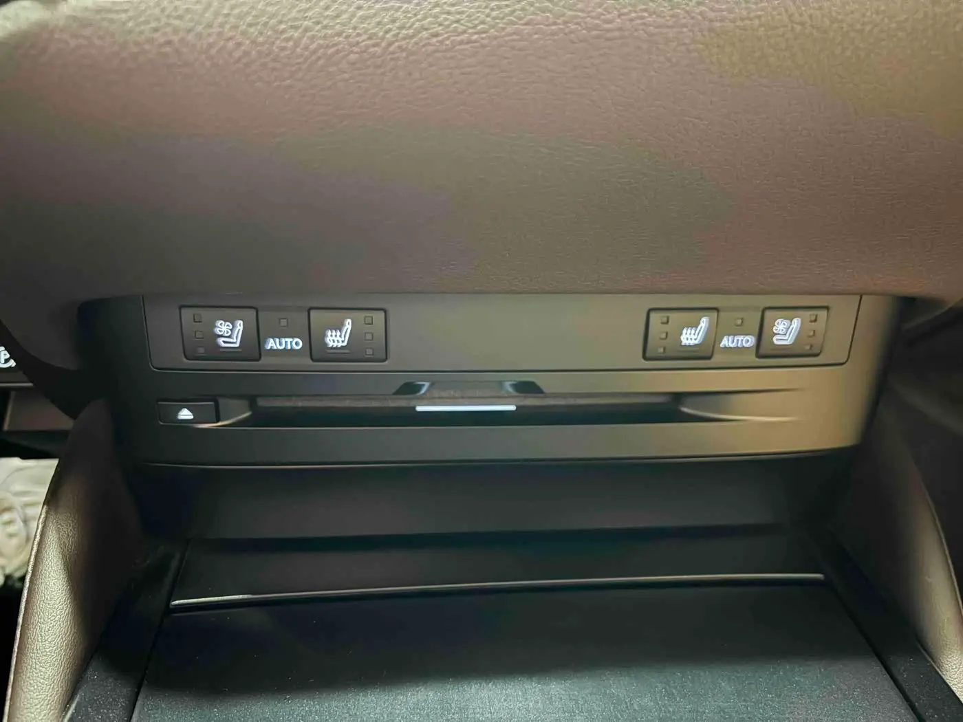 Lexus ES 2021 — Photo 9/11