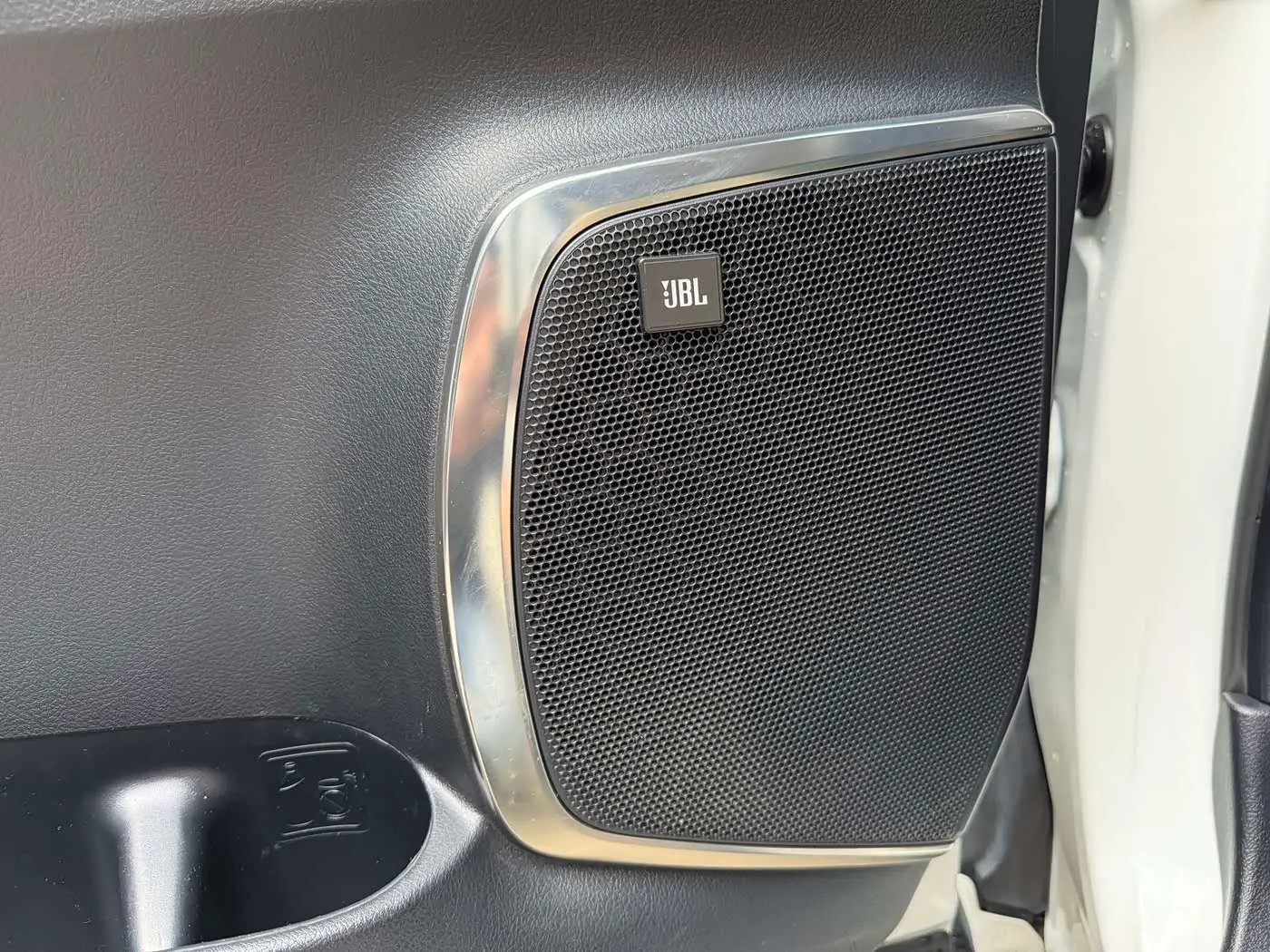 Toyota Alphard 2022 — Photo 7/18