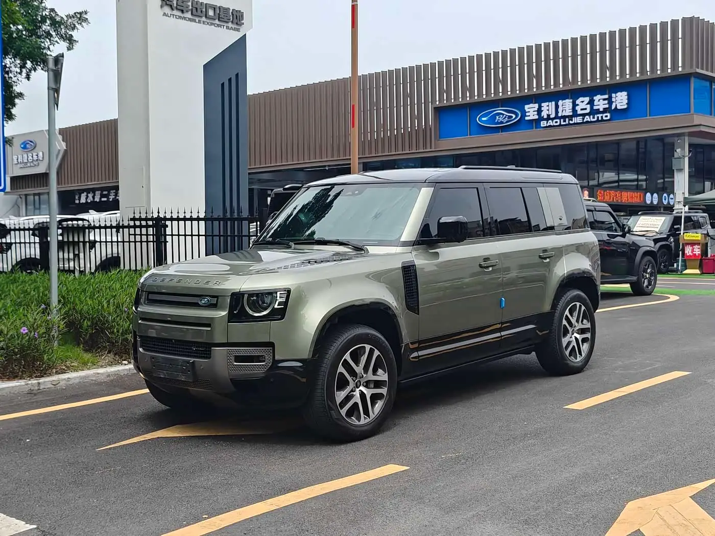 Land Rover Defender, 2023