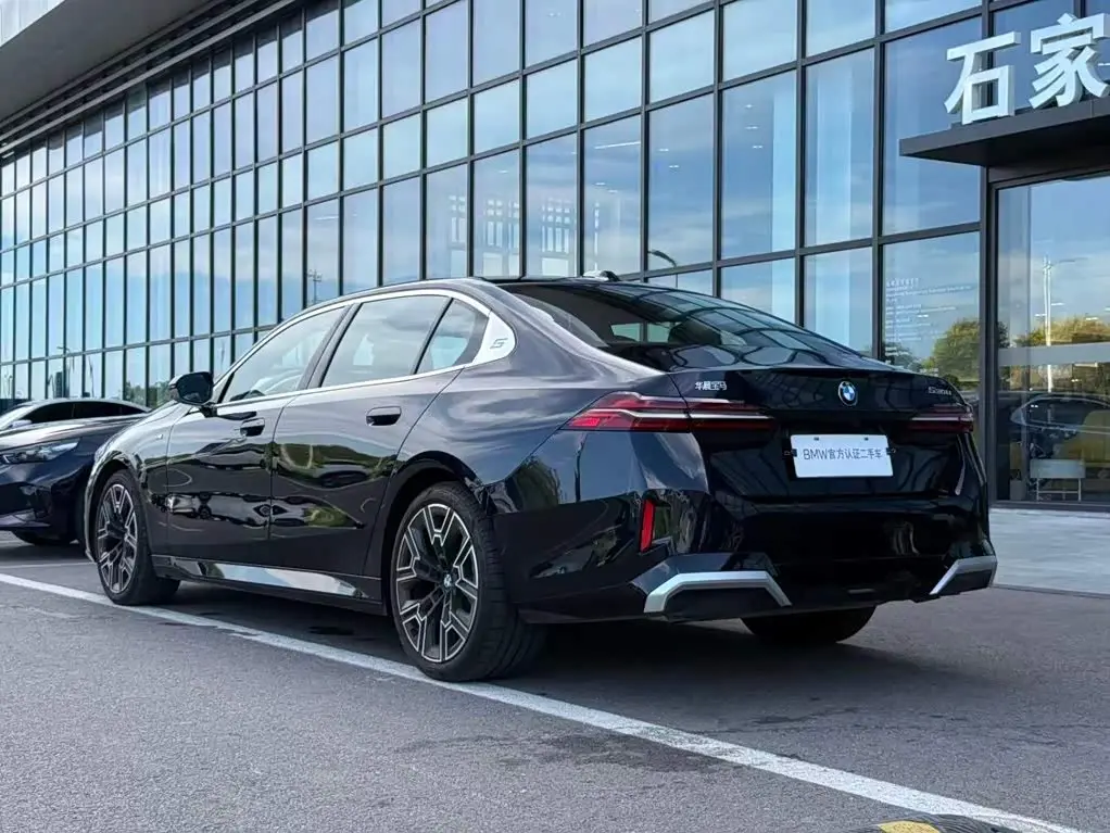 BMW 5 Series 2025 — Photo 14/19