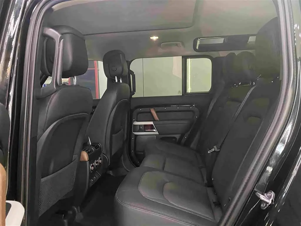 Land Rover Defender 2022 — Photo 8/17