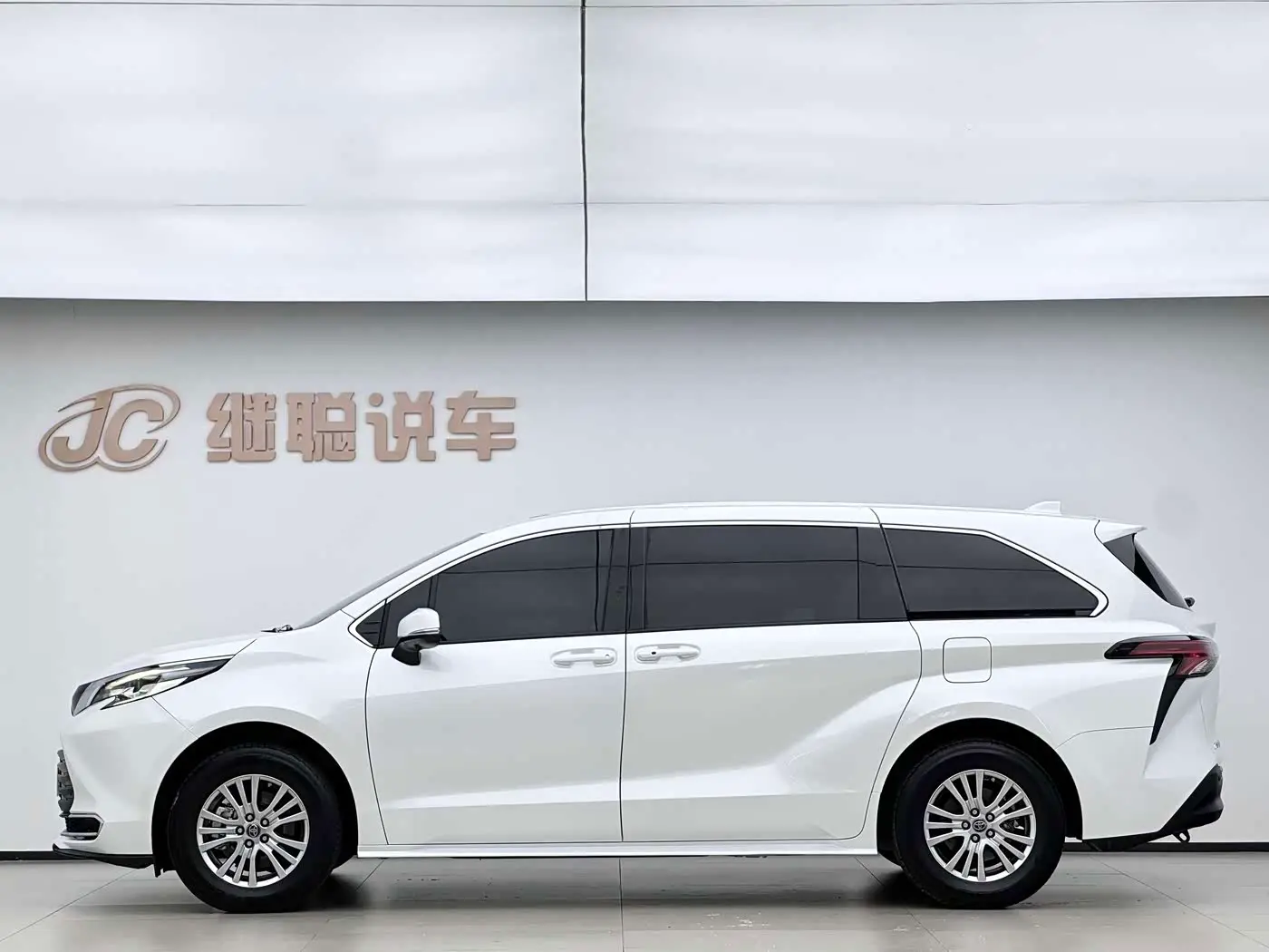 Toyota Sienna 2023 — Фото 4/17