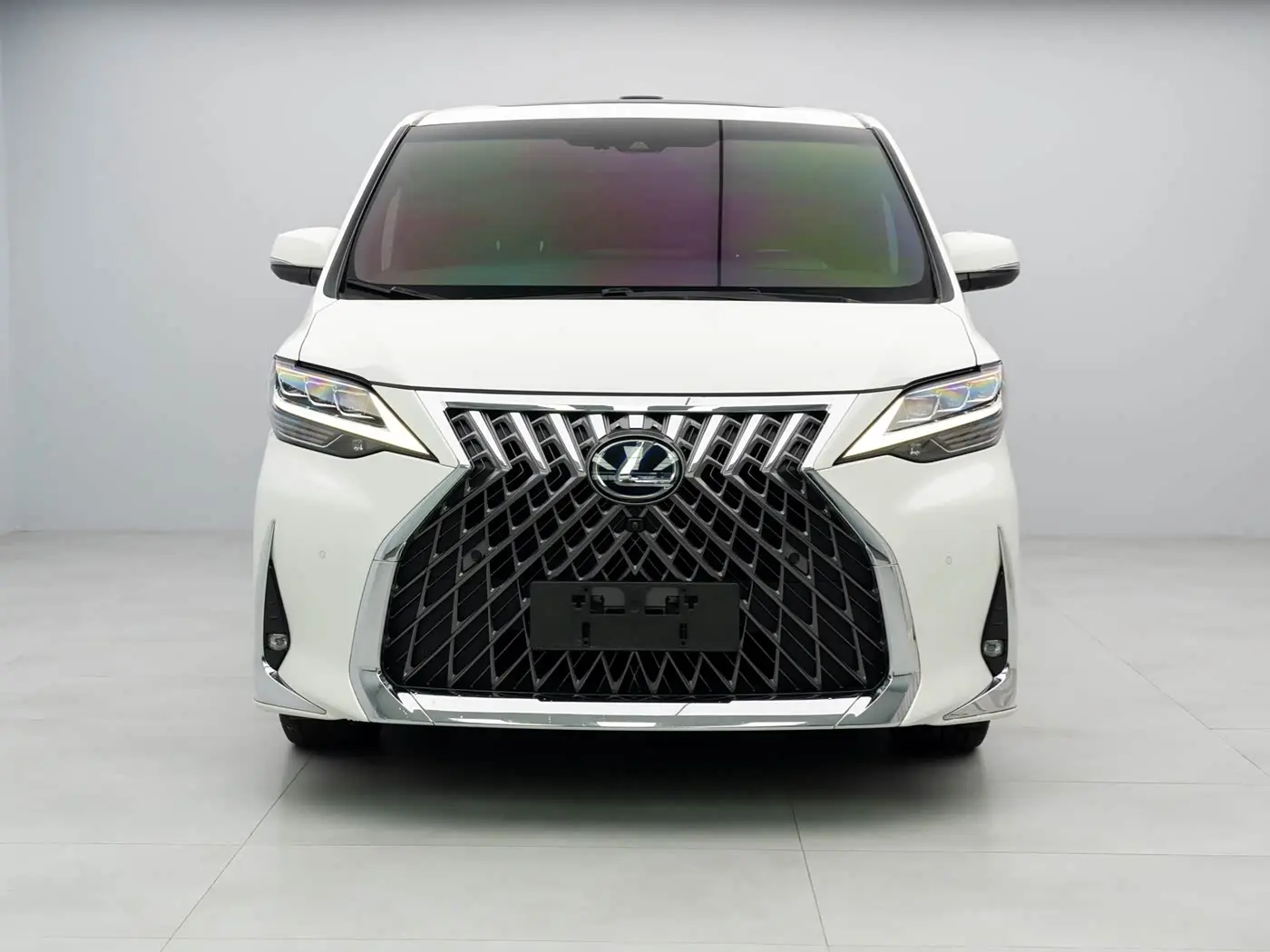 Lexus LM 2021 — Photo 1/19