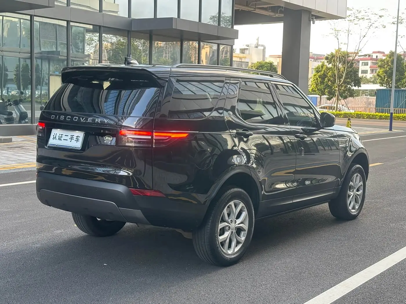 Land Rover Discovery 2019 — Фото 6/18