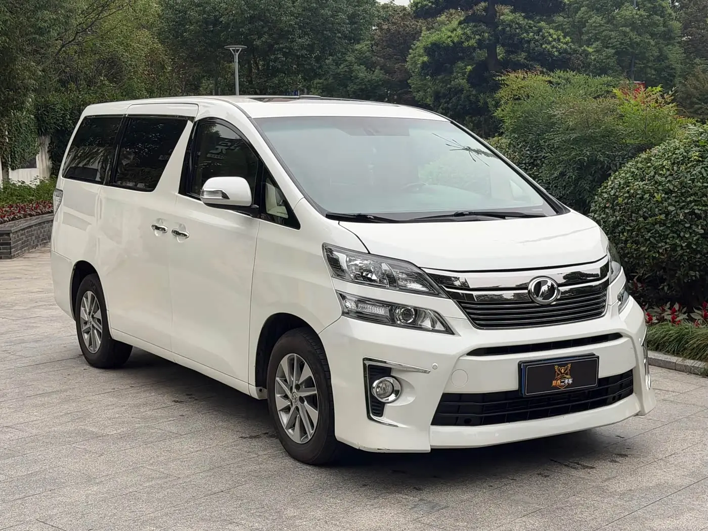 Toyota Alphard 2012 — Photo 3/12