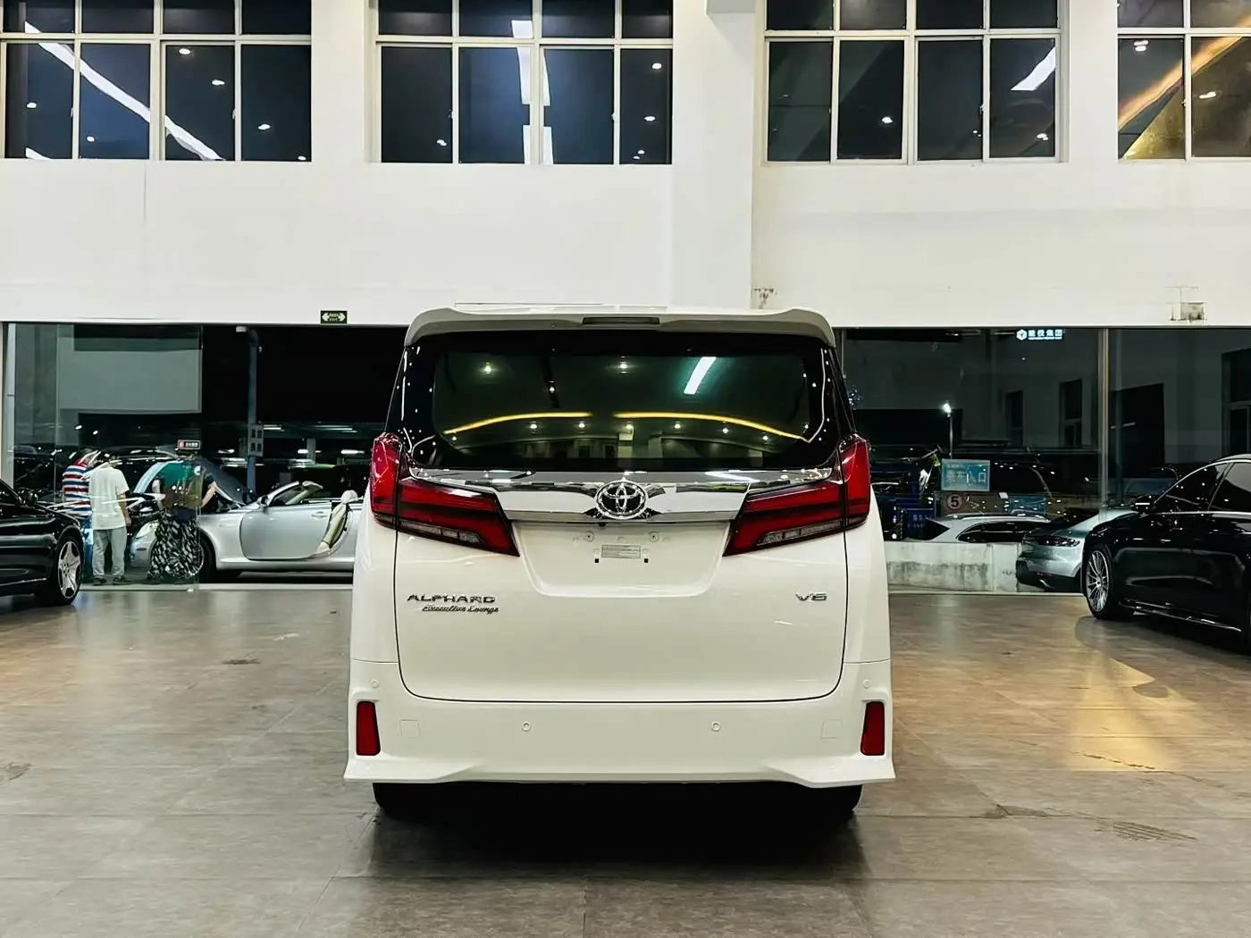 Toyota Alphard 2018 — Photo 5/9