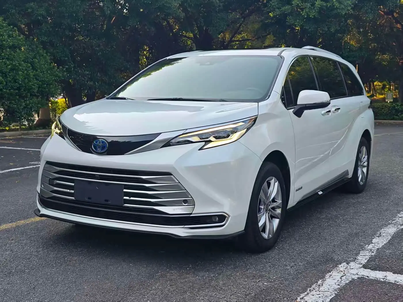 Toyota Sienna 2022 — Фото 3/16