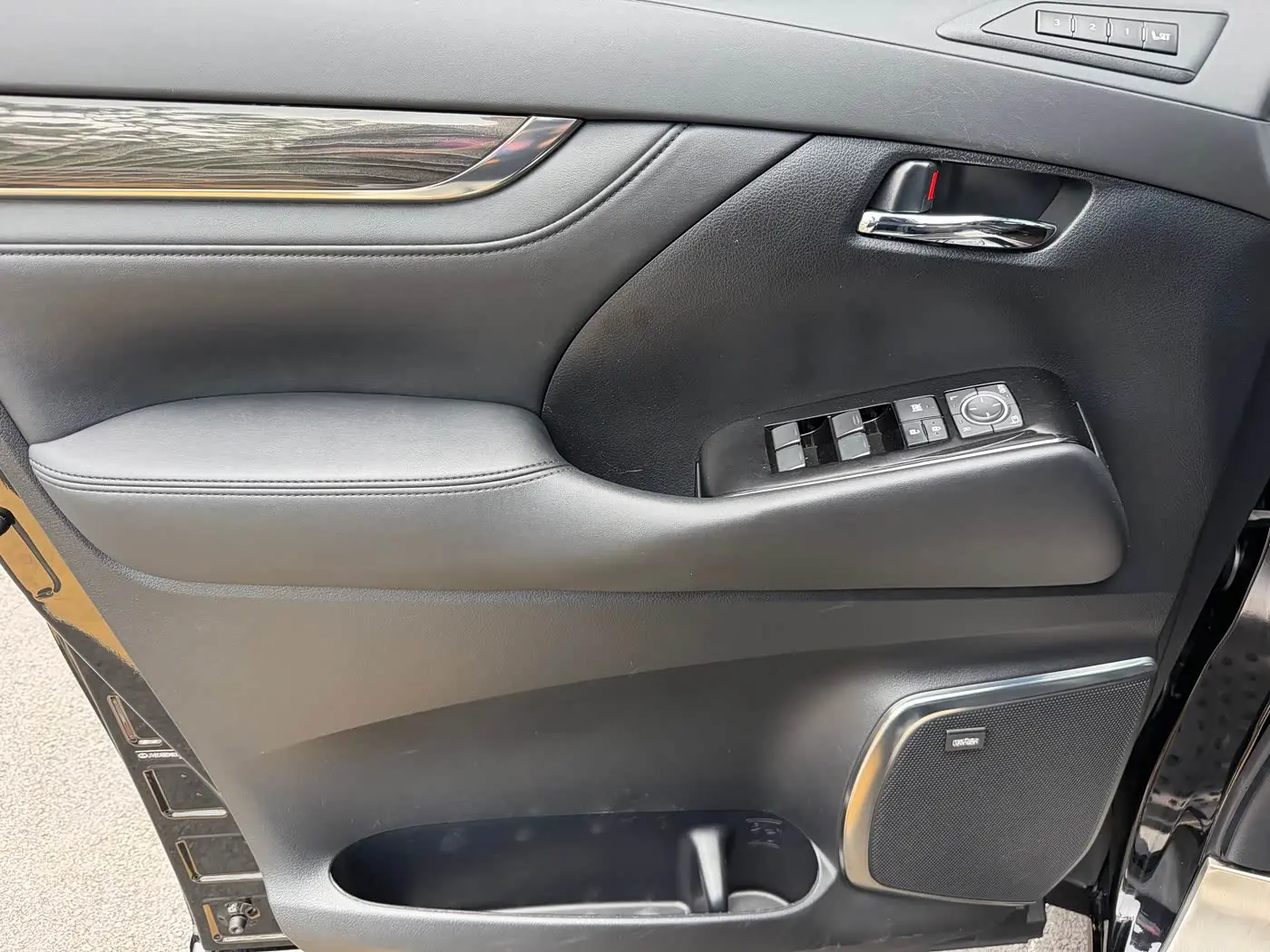 Lexus LM 2021 — Photo 9/19