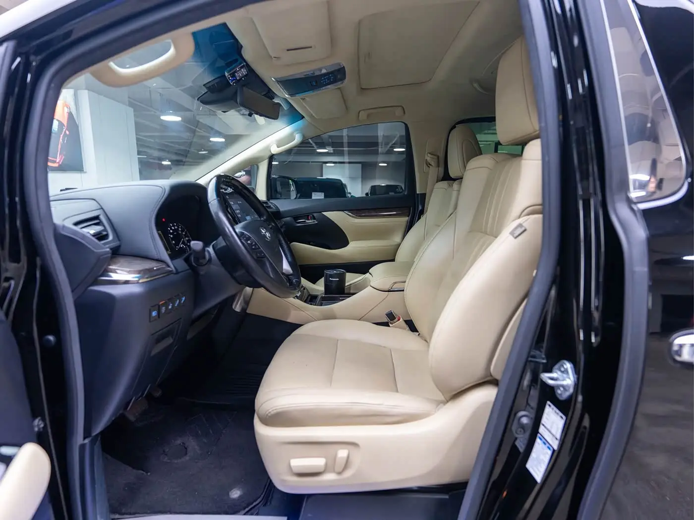 Toyota Alphard 2022 — Фото 13/20