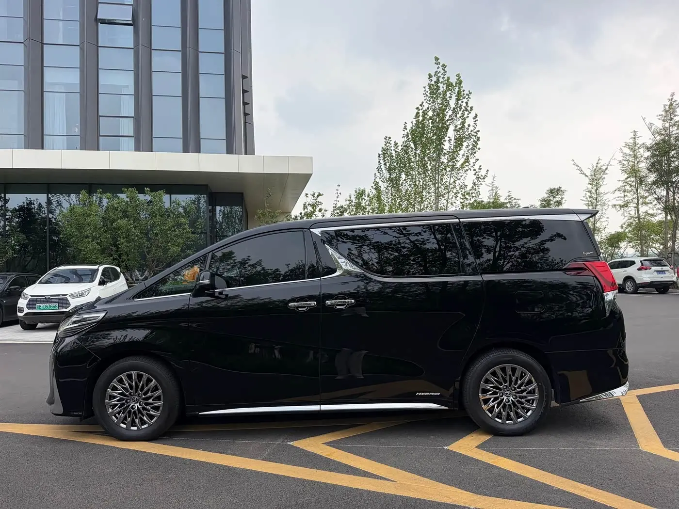Lexus LM 2021 — Photo 8/19