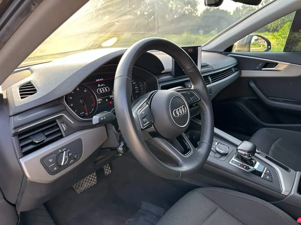 Audi A4L 2018 — Фото 14/20